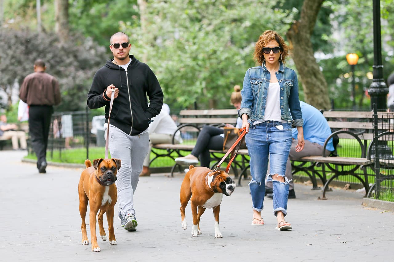 Los acompañantes de los tórtolos eran Bear y Roxy, los perros de Casper.