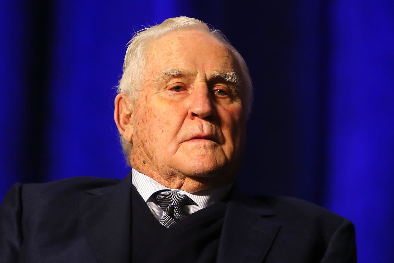 <b>Don Shula, 90 años.</b> Ganó la mayor cantidad de juegos de cualquier entrenador de la NFL y llevó a los Miami Dolphins a la única temporada perfecta en la historia de la liga.
<a href="https://www.univision.com/local/miami-wltv/adios-a-don-shula-fallece-a-los-90-anos-quien-fue-el-entrenador-de-los-miami-dolphins-fotos"><u>Falleció el 4 de mayo</u></a>.
<br>