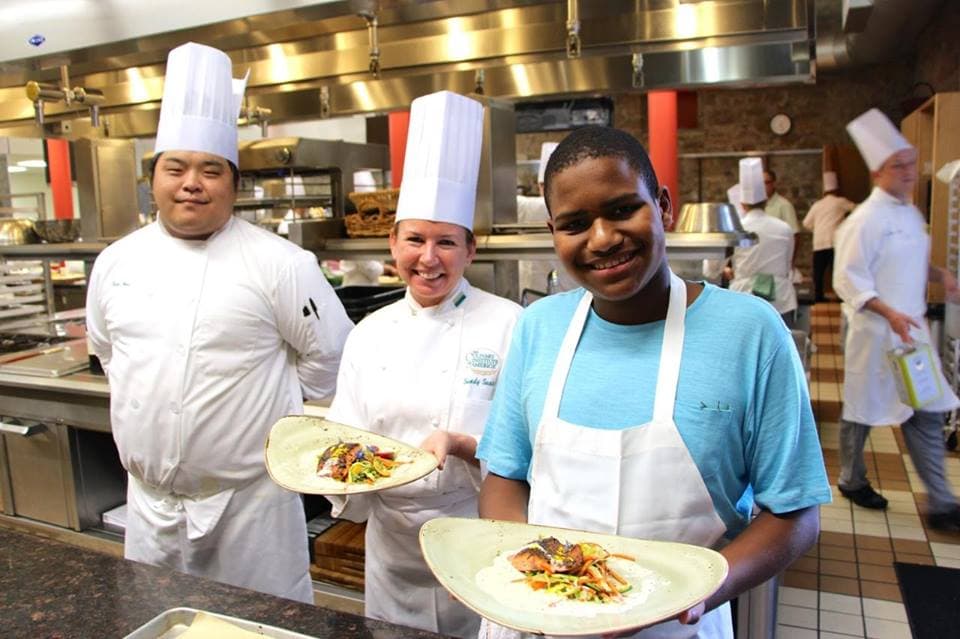 Mary Bailey, por su parte, renunció a su trabajo de 20 años para producir el programa de su hijo a tiempo completo. "Ver que tu hijo va de no hablar o hablar muy poco, no hacer contacto visual...y tener aversiones extremas a la comida, a casi todo lo opuesto es, no sé, se siente milagroso", dijo la mamá. Chase sueña con que su programa se vea en televisión y con poder abrir su propio restaurante en el futuro.