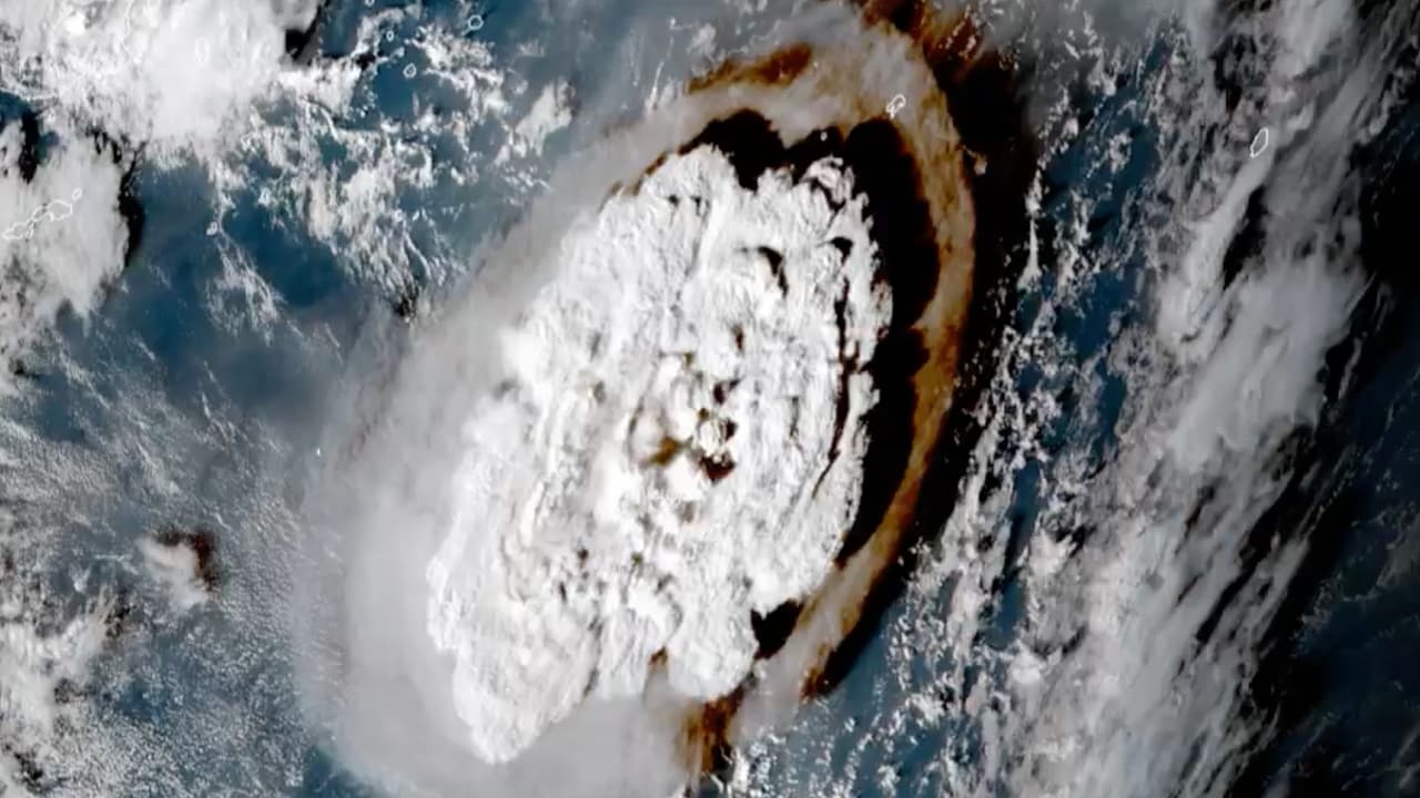 <b>Video. </b>Así se vio desde el espacio la erupción del volcán submarino que provocó una alerta de tsunami