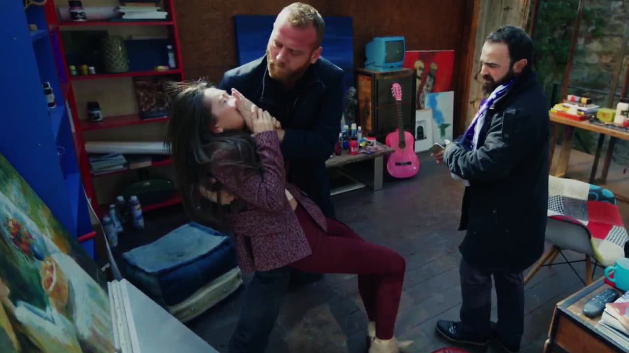 Pero Kemal no era el único enemigo de Emir. En una ocasión un rival distinto utilizó a Nihan para hacerlo sufrir. Esa vez ella fue secuestrada en su estudio de pintura y llevada a una solitaria bodega.