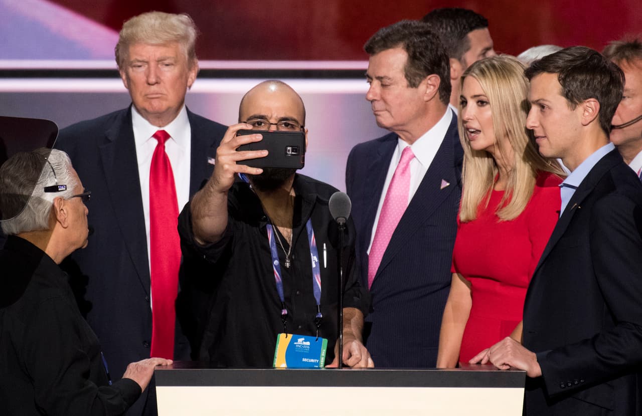 <b>El selfie impertinente, 2016. </b>Donald Trump no parece estar cómodo con un hombre que llevando credencial de seguridad llegó hasta el podio de la Convención Nacional Republicana y se tomó un autorretrato con la familia presidencial.