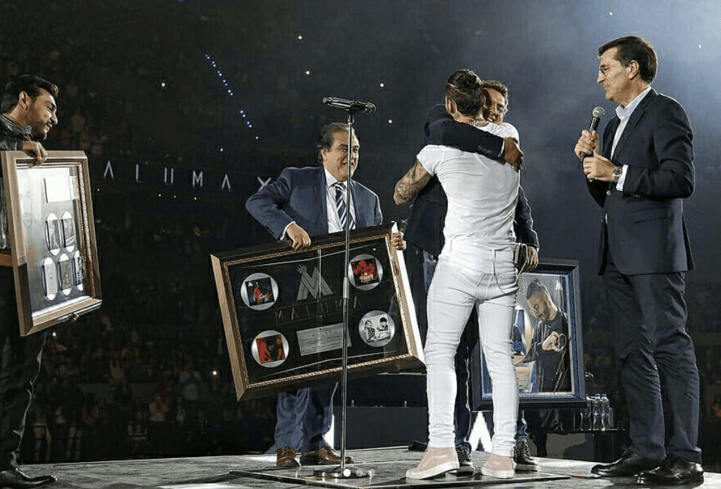 Arriba del escenario el representante de la disquera en México recordó una anécdota cuando Maluma recién había firmado con su sello discográfico y añoraba conquistar al público mexicano. 
<br>