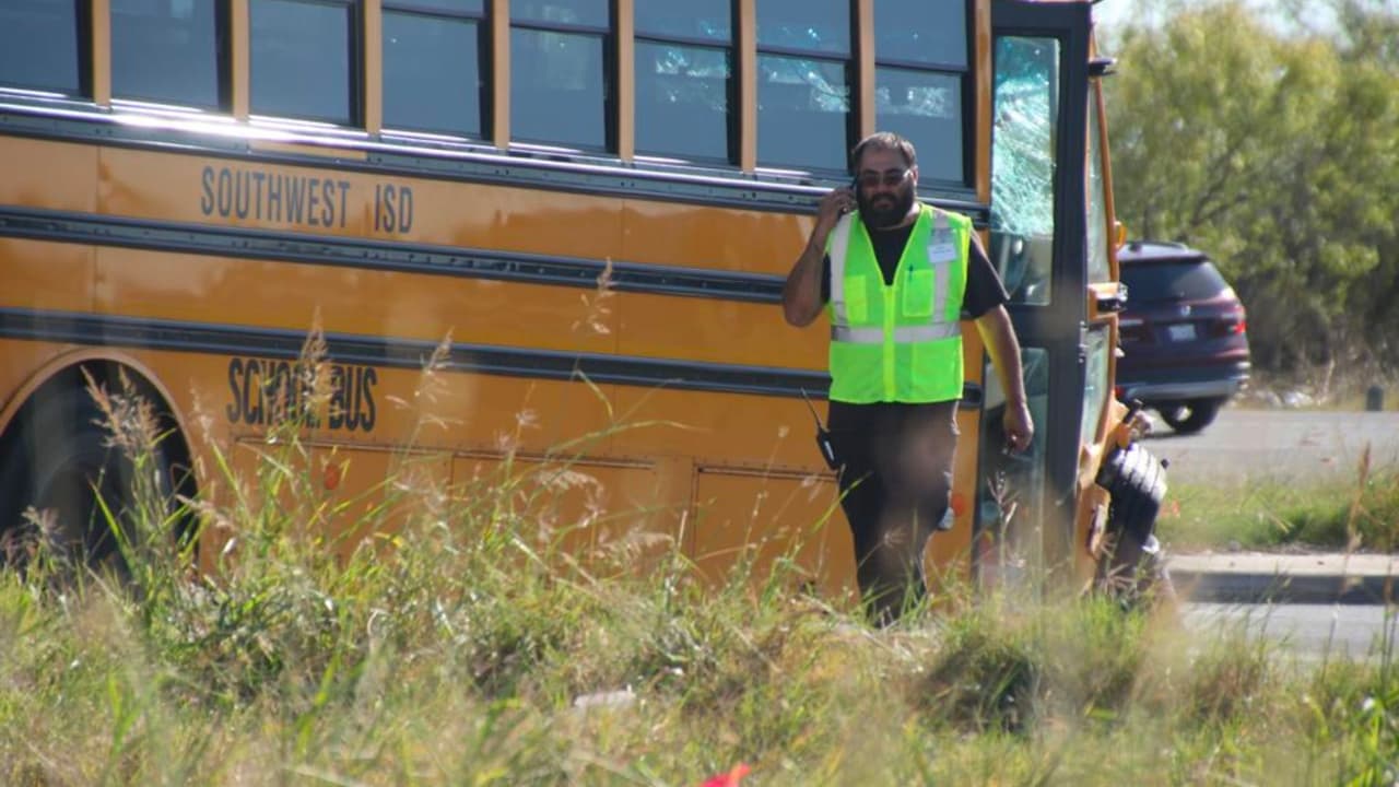 El autobús escolar de Scobee Middle School quedó en medio de la importante vía.