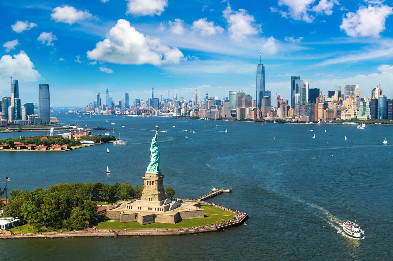 <h3 class="cms-H3-H3">12. Nueva York</h3>
<br>
<br>🏘️ Población: 19,835,913 habitantes.
<br>
<br>🏘️ Esperanza de vida: 80.3 años.
<br>
<br>🏘️ Ingreso promedio por familia: $74,314
<br>
<br>🏘️ Valor promedio de la vivienda: $368,800
<br>
<br>🏘️ Costo de la vida representado como el porcentaje del total del ingreso promedio por familia: 18.9%
<br>
<br>🏘️ Tasa de desempleo (agosto 2022): 4.9%
<br>