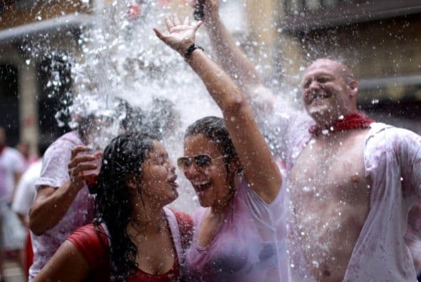 Entre ellos hay conciertos de música, festivales de danza, juegos para niños, fuegos artificiales, procesiones religiosas y desfiles de figuras tradicionales de la zona, como los gigantes y cabezudos.