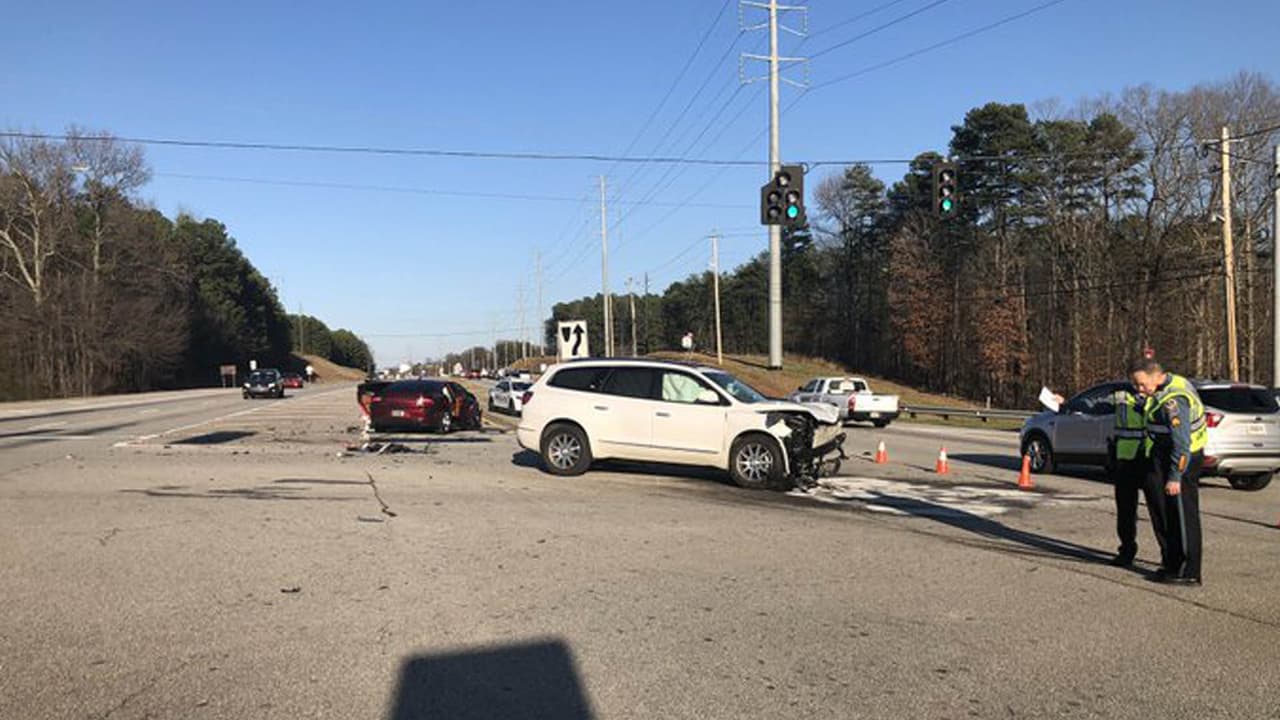 Policía busca a conductor en Gwinnett que escapó con rifle en mano tras accidente