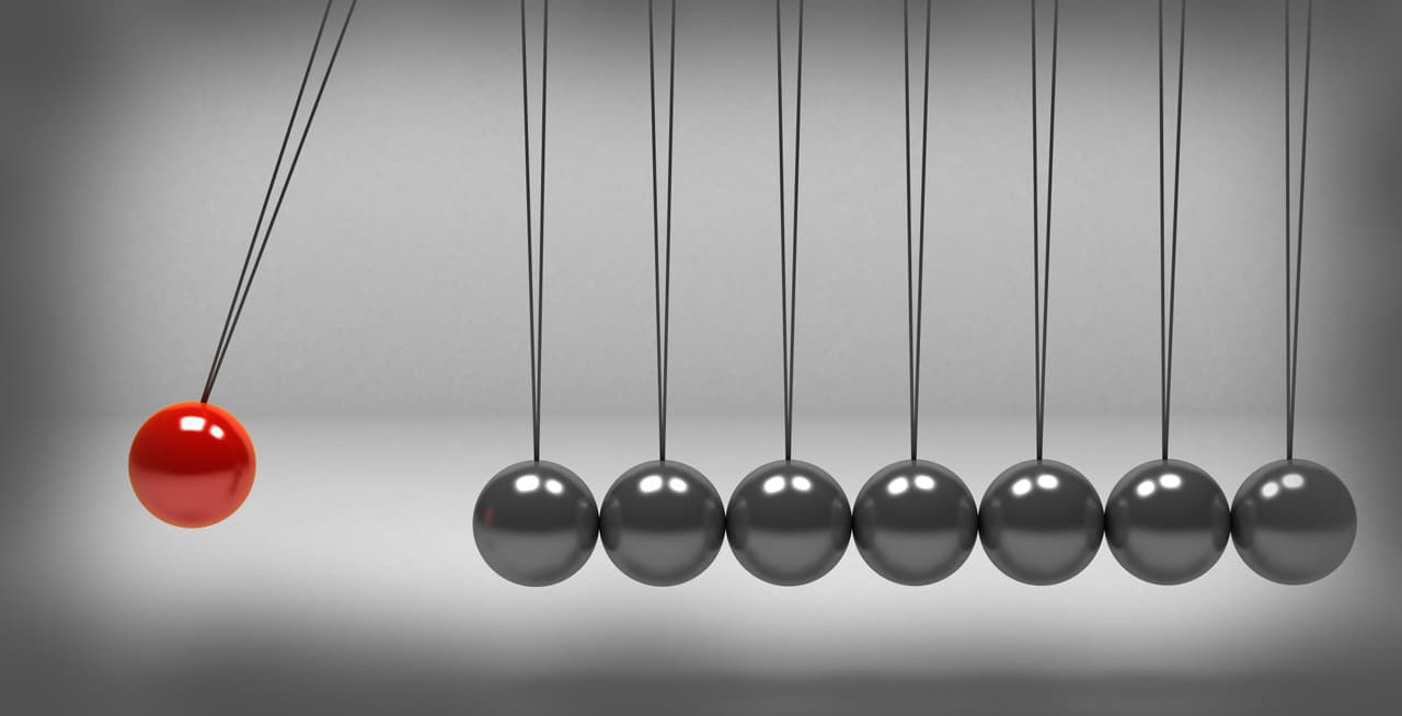 Newton es reconocido por haber formulado la ley de la gravitación universal, además de las tres leyes de la dinámica (inercia, interacción y acción-reacción).