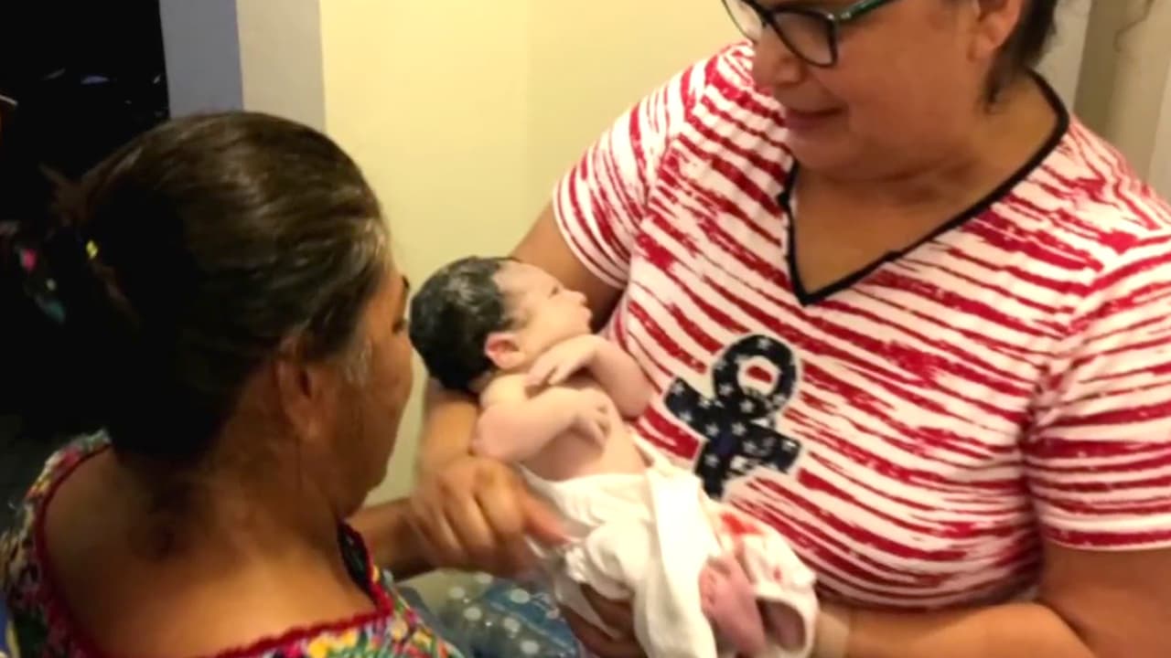 Una mujer tiene que dar a luz en su casa al quedar atrapada por las inundaciones de Harvey
