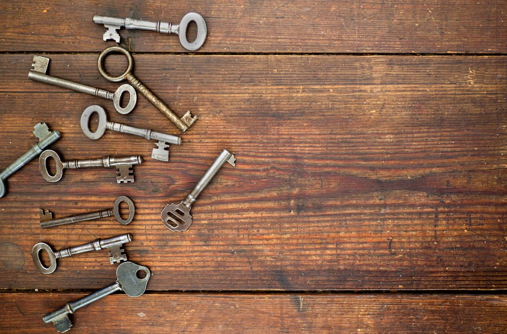 Estas viejas llaves las pueden cargar con ellos todo el tiempo y también ponerlas detrás de la puerta de entrada en su casa.