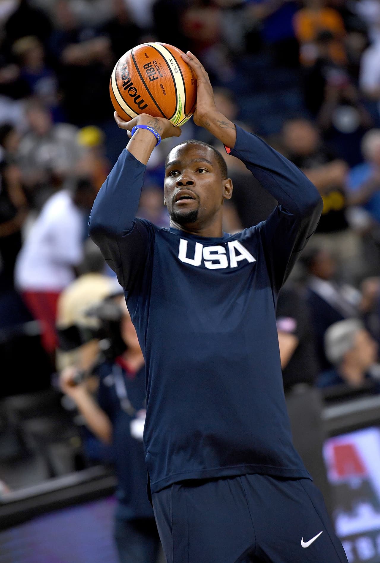 Detrás del brasileño se encuntra el basquetbolista 
<b>Kevin Durant.</b>