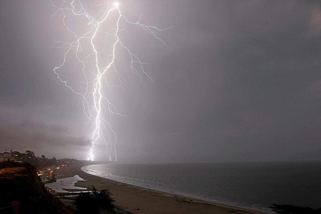 Otra advertencia durante el fin de semana fue debido a las tormentas eléctricas e inundaciones por lluvias en las zonas montañosas y de la costa.