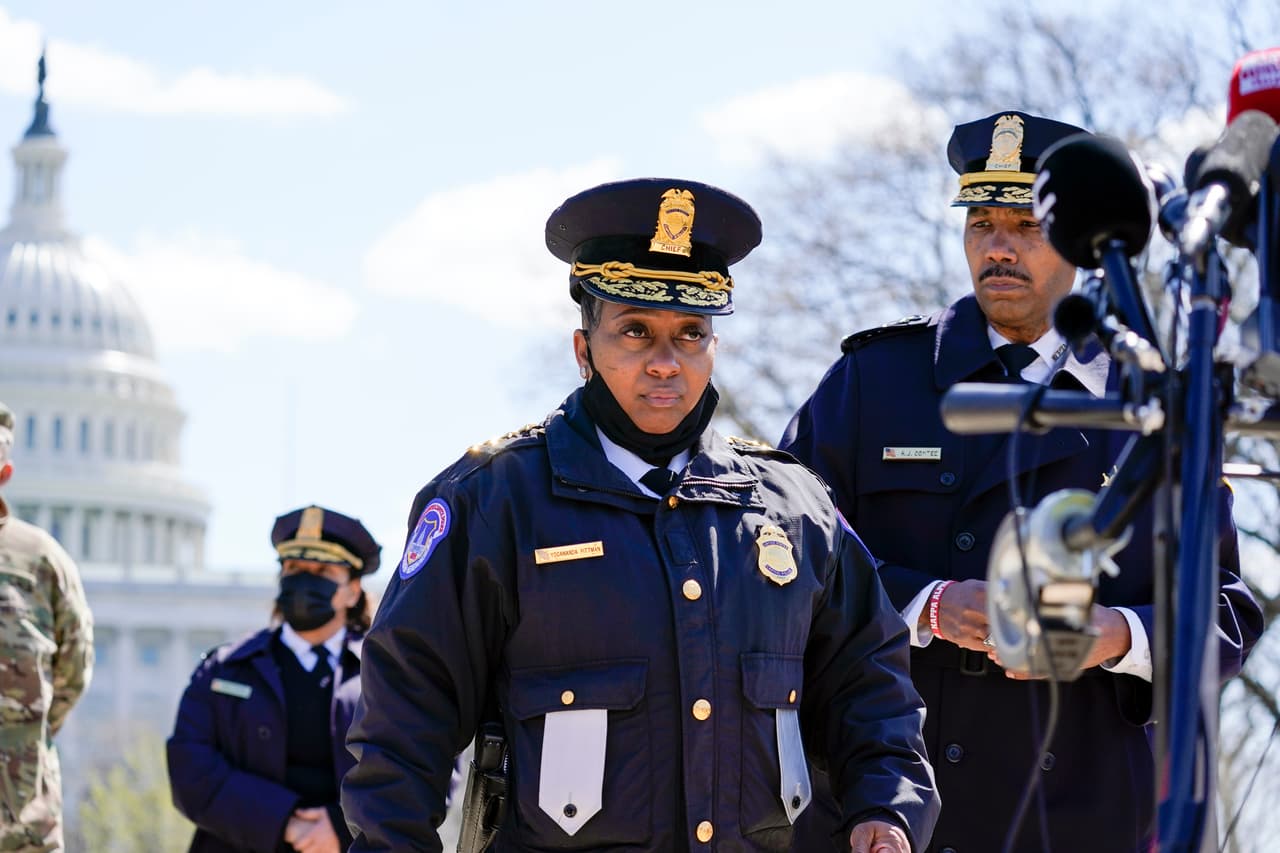 "Solo pido que el público continúe manteniendo a la policía del Capitolio y a sus familias en sus oraciones", dijo al informar de la muerte de un oficial Yogananda Pittman, jefa interina de la Policía del Capitolio.