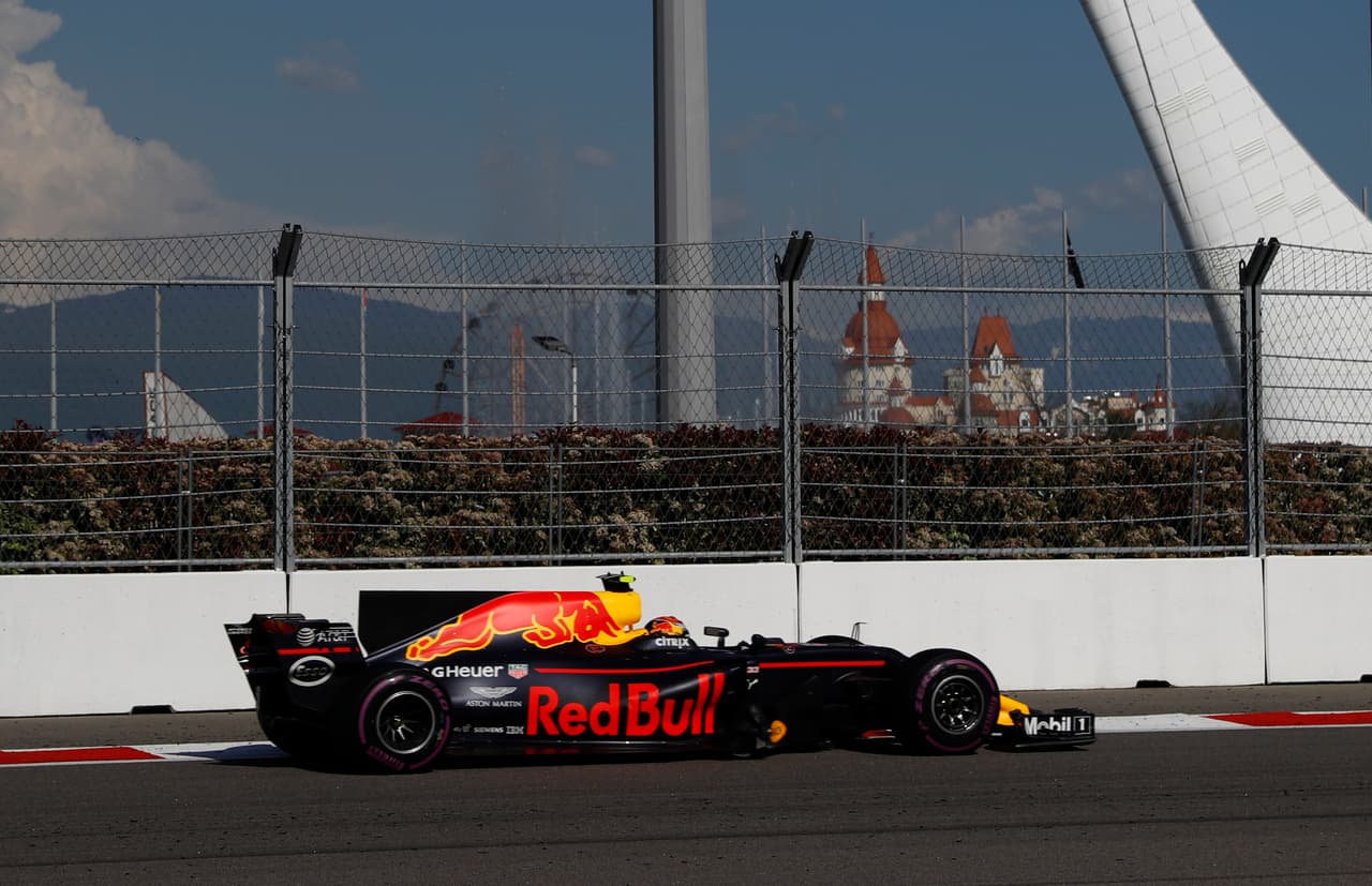 En el quinto lugar cruzó Max Verstappen en su Red Bull y sumó 10 puntos que lo mantienen en la misma posición de la general, la quinta.