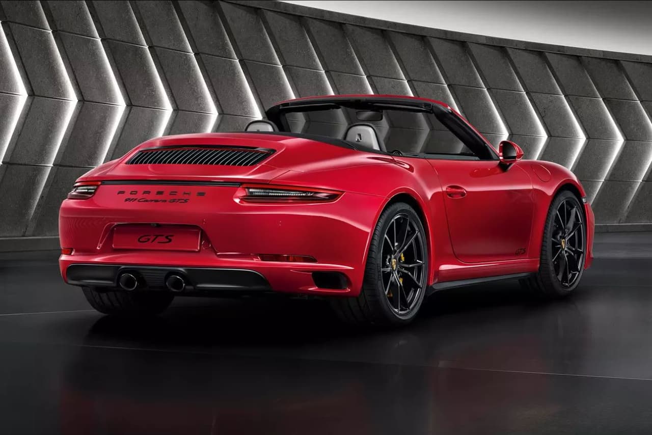 El precio base del Porsche Carrera 911 GTS Cabriolet es $133,000. Trae un motor boxer twin-turbo de 6 cilindros capaz de producir 450 caballos de potencia y acelerar de 0 a 60 mph en 3.6 segundos y alcanzar una velocidad máxima de 192 mph (307 mph).