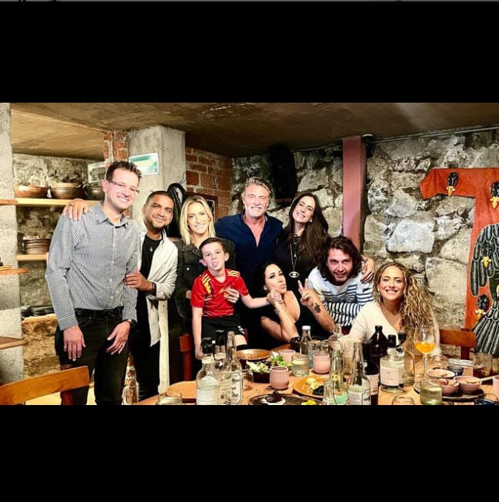 Ante la pregunta de sus compañeros sobre si eran novios, el protagonista de telenovelas como 
<b><a href="https://vix.com/es/detail/series-1556?utm_medium=internal_referral&utm_source=univision&utm_campaign=breaking_news&utm_content=ed_entertainment&utm_term=slideshow" target="_blank">Cañaveral de Pasiones, que puedes ver gratis aquí en ViX</a></b>
<a href="https://vix.com/es/detail/series-1556?utm_medium=internal_referral&utm_source=univision&utm_campaign=breaking_news&utm_content=ed_entertainment&utm_term=slideshow" target="_blank">,</a> se limitó a decir que 
<b>"somos galanes"</b>. 
<br>