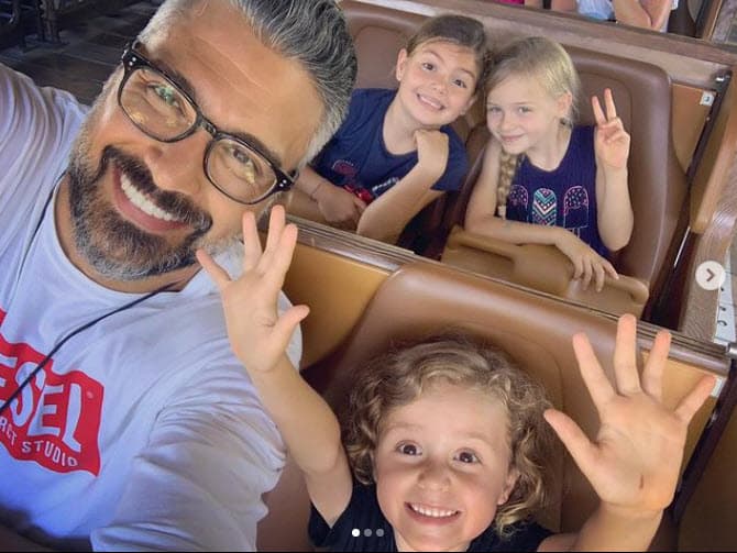 El también cantante dejó ver también esta lejanía cuando estuvo como invitado en el programa La Saga, de Adela Micha. 
<a href="https://www.youtube.com/watch?v=1FAL5VGltes" target="_blank">"Mi papá debería de venir a verme más. Me duele un poquito que no venga a vernos</a>, tengo una fantasía, que venga, que se quede en la casa con nosotros, que conviva con sus nietos, que esté con nosotros y no con todo este séquito que lo sigue a todas partes”, lamentó.
<br>