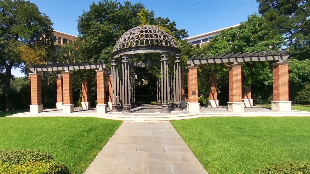 Cuenta con un lago, espacio para caminar, una fuente de agua y espacio y recursos para pasear a sus mascotas.