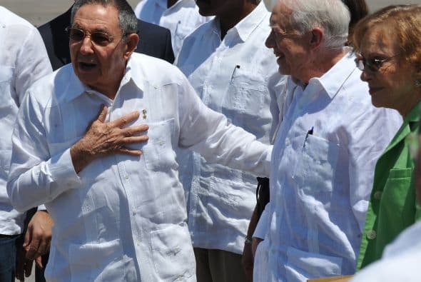 El líder cubano Fidel Castro elogió el jueves al ex presidente estadounidense Jimmy Carter, quien cumplió una visita de tres días en Cuba, como el "único" con "suficiente serenidad" y "valor" para abordar las conflictivas relaciones entre Washington y La Habana.