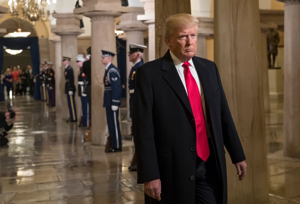 Trump ignora la protesta y miente culpando a los medios de su pelea con la CIA