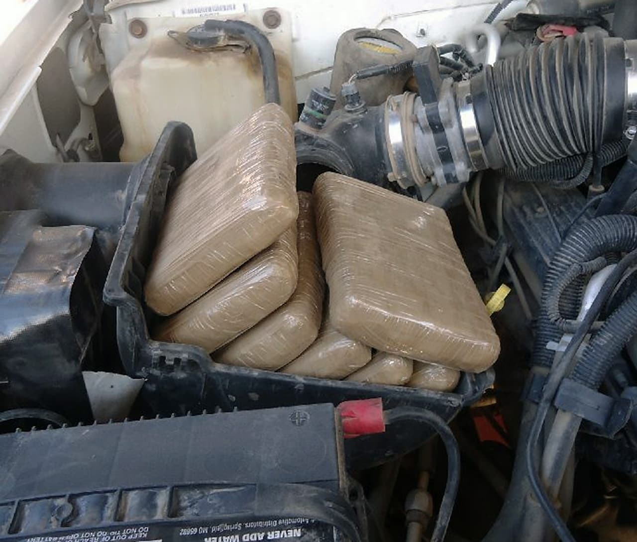 Motor asfixiado. Droga en el compartimento del filtro de aire.