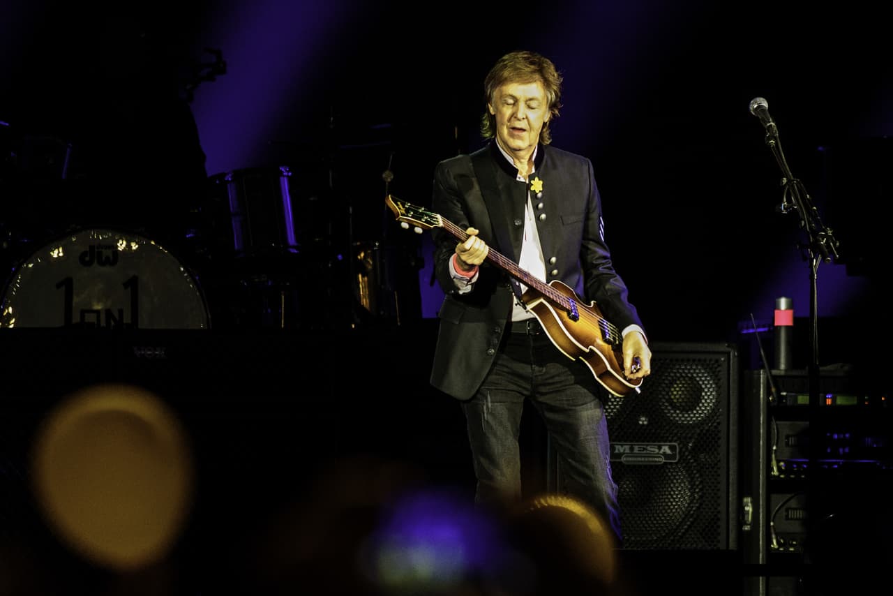 Otra supuesta prueba de que el actual Pal Mccartney es en realidad William Campbell es el abrupto cambio de zurdo a diestro, ya que el joven músico tocaba la guitarra con la mano izquierda y, después de 1967, lo hizo con la diestra.