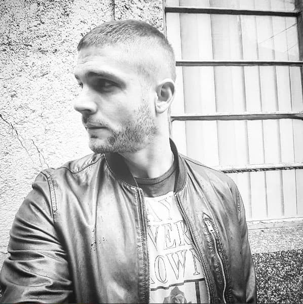 Aunque se ve muy diferente, no deja de estar guapísimo, ¿no crees?