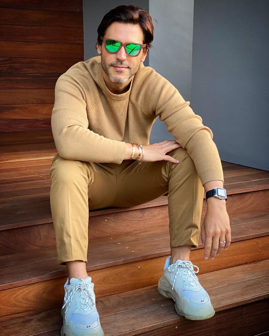 Quien nos enseña de moda nos dio muestra de lo bien que viste. Quique Usales confesó que antes no hubiera usado ese color, pero ahora realmente le gusta. Seguro es porque ha notado lo bien que le sienta.