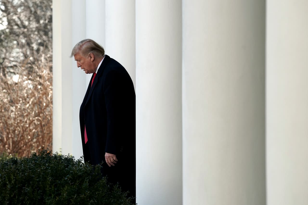 <b>Tregua al cierre parcial del gobierno.</b> El presidente Donald Trump anunció en la tarde del viernes 
<a href="https://www.univision.com/noticias/politica/fin-del-cierre-mas-largo-de-la-historia-trump-firma-iniciativa-aprobada-por-el-congreso-para-reabrir-el-gobierno-por-tres-semanas">un acuerdo con líderes del Congreso para poner fin de manera temporal al cierre parcial</a> del gobierno que cumplió 35 días ininterrumpidos y que dejó sin paga a unos 800,000 empleados públicos y contratistas. El acuerdo no incluyó los 5,700 millones de dólares para el muro con México que exigió el Presidente. Para algunos es una victoria para Nancy Pelosi, presidenta de la Cámara de Representantes. En la imagen se le a Trump salir al jardín de la Casa Blanca para anunciar el acuerdo. 25 de enero de 2019.