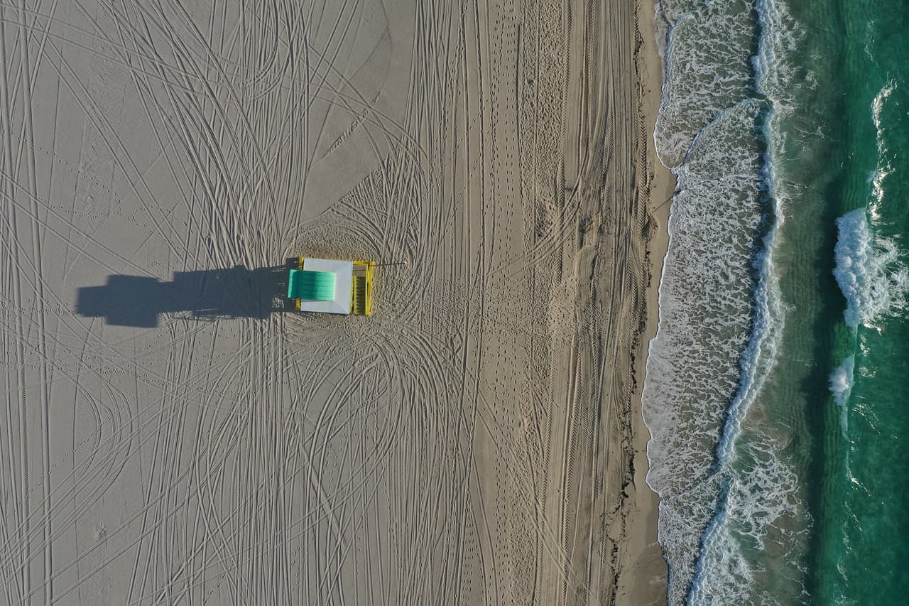 Por el momento, las personas tendrán que esperar para volver a tomar el sol en la arena y disfrutar de las aguas tibias de las playas de Miami.