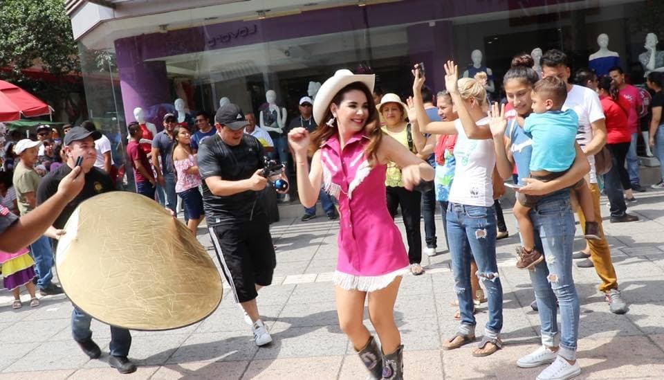 Además, realizó el tema 'En un mismo ser' junto al Grupo Los Rojos.