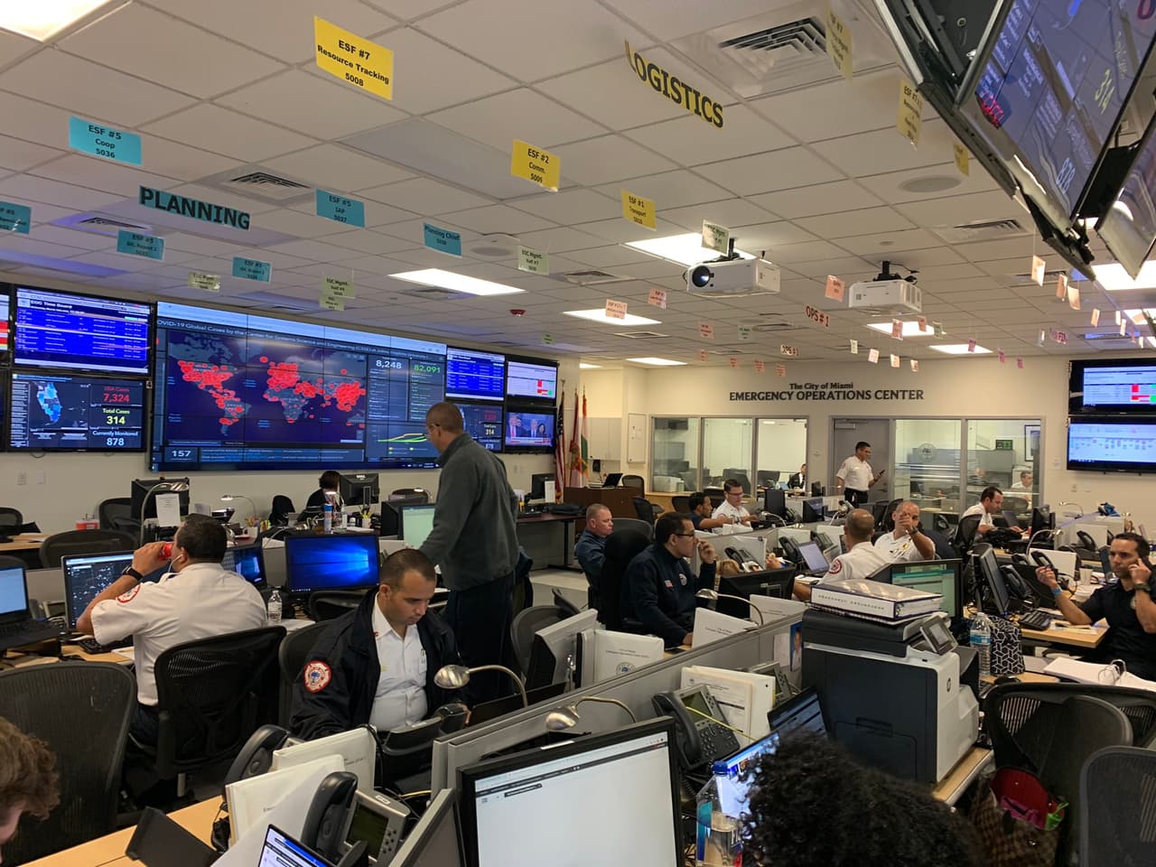 Debe llamar a los bomberos al número 305-960-5050 para solicitar el servicio a domicilio.