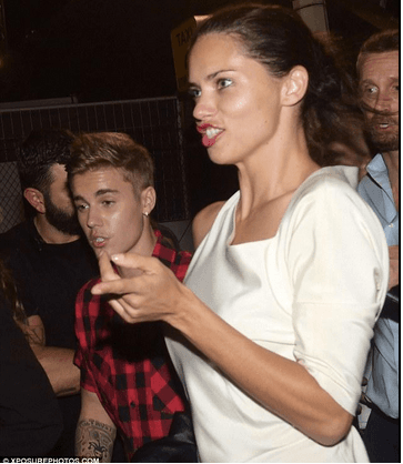 ¿En serio? Ella se ve súper alta a su lado.