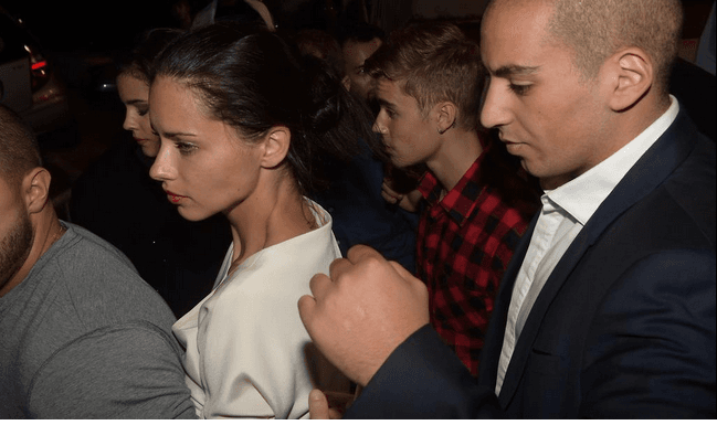 Además, Adriana le lleva 12 años al muchachito.