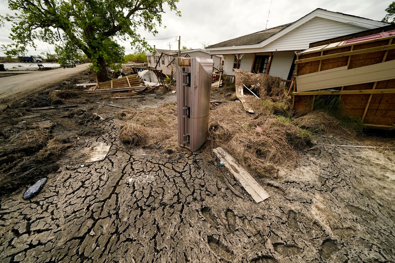 Un ataúd en Ironton, Louisiana. Seidemann, experto en este tipo de labores, explicó que el grupo de trabajo todavía está lidiando con los daños causados
<b>por los huracanes del año pasado</b> que enviaron restos incluso a la costa.