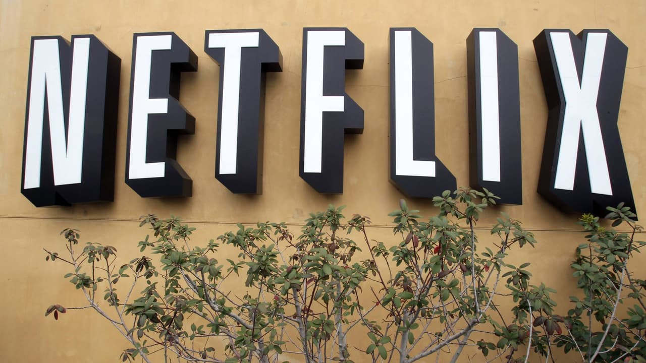 Netflix y Paramount se disputan la multimillonaria compra de Warner Bros. Discovery: así va la puja