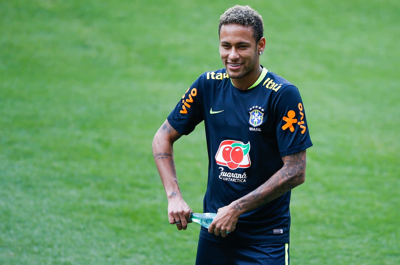 En cambio, el Neymar de la selección de Brasil parece una persona distinta, más alegre y motivada.