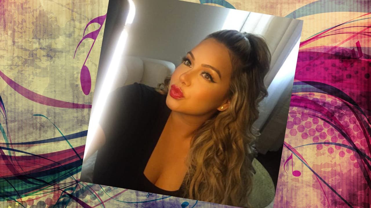 Chiquis siempre sale bien en sus selfies. ¿Y cómo no? La cantante es una mujer hermosa. Con un rostro así, todas queremos hacernos selfies. She's a curvy woman with a lot of sass. Jenni would be so proud!