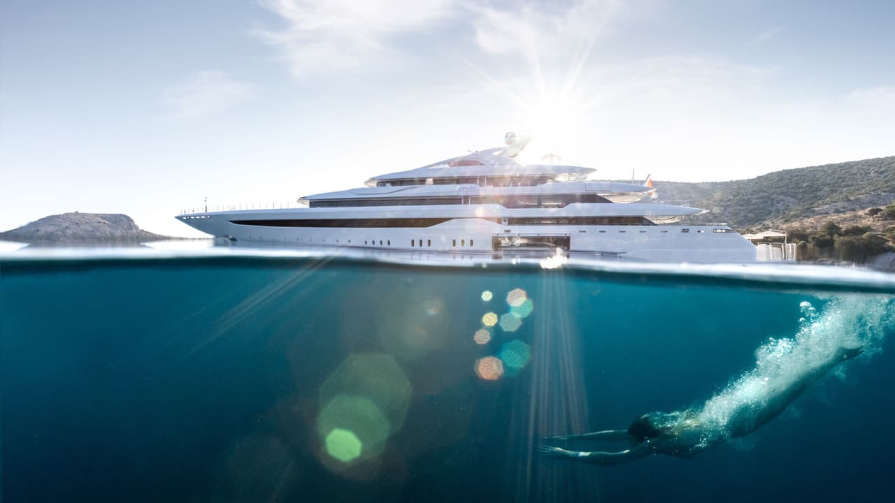 Sus tanques almacenan 326,920 litros de combustible, suficientes para tener una autonomía de 8,600 millas náuticas.