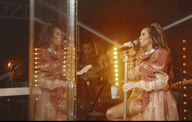 "
<b>¡Gracias por regalarme una noche mágica! A todos los que lo hicieron posible, quienes me ayudaron a producirlo y a crearlo pero sobre todo, a ustedes que fueron parte de mi maravilloso público que por primera vez me acompaño en un show digital ¡hicimos historia bebés! Los amo muchísimo</b>", expresó al pie de las fotografías.