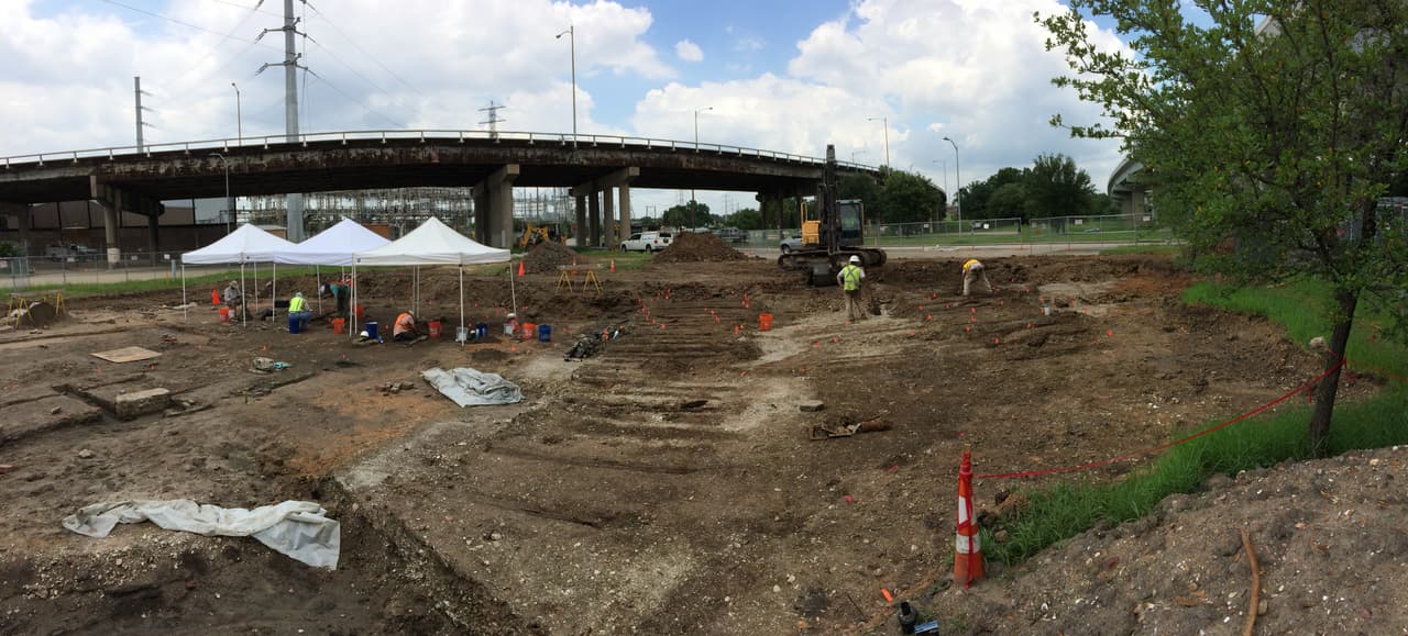 Los trabajos del Departamento de Transporte de Texas junto con la Sociedad Arqueológica de Houston dejaron al descubierto las antiguas vías de la línea del tren MK&T.