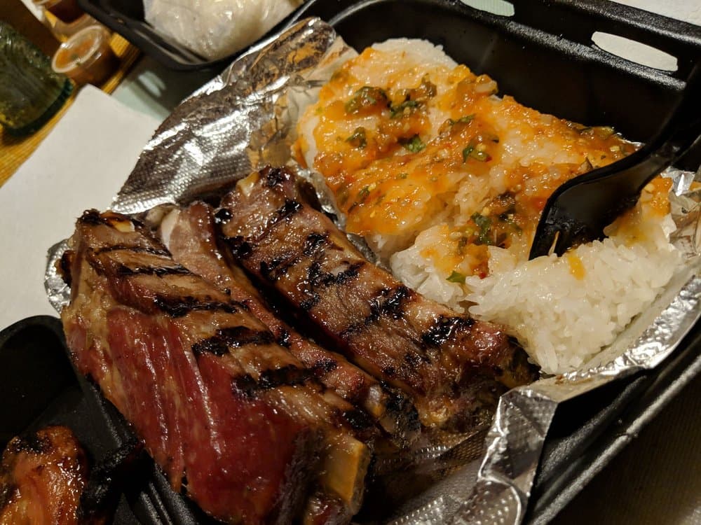 En el puesto 18,
<b>Kra Z Kai's Loatian Barbeque de Corona </b>es el mejor exponente de la comida de Laos, y del sureste asiático en California. Uno de los platos más populares son el BBQ Pork Ribs y y la ensalada Lao Papaya. Si te gusta innovar, esta es una excelente opción.