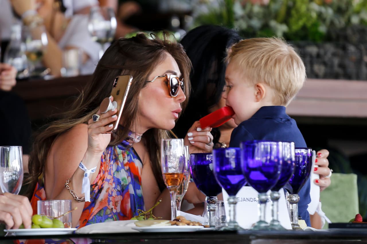 Manuelito, también hijo del político mexicano Manuel Velasco Coello, disfrutó de su refrescante golosina en compañía de sus papás y de su tía Marichelo Puente, hermana de Anahí.