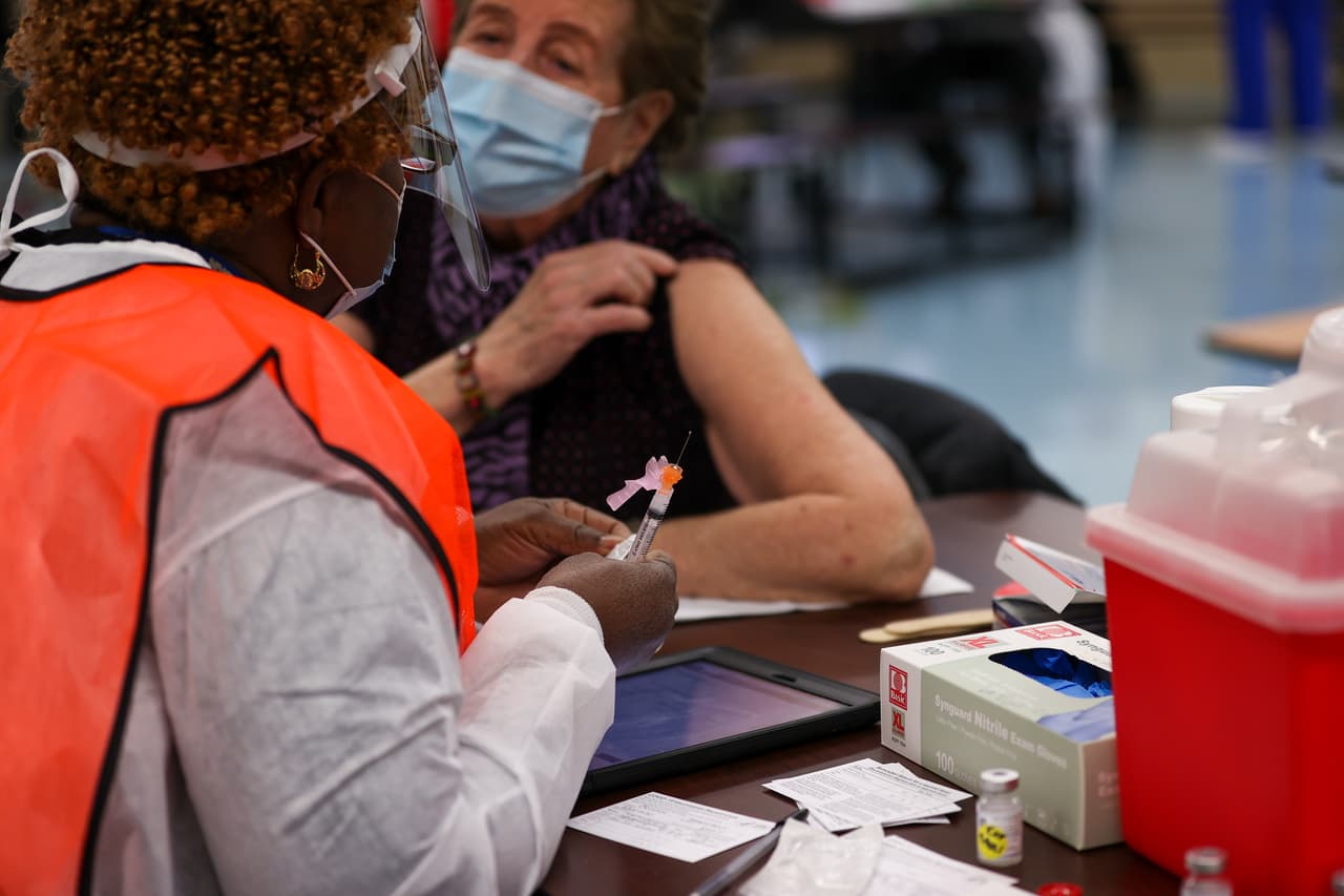 91% de los trabajadores municipales de NYC ya están vacunados; 9,000 están de baja sin sueldo