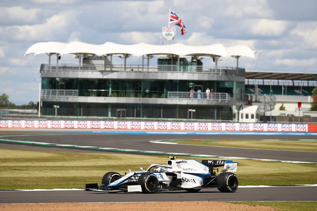 Lewis Hamilton consiguió el primer sitio en el Circuito de Silverstone. Verstappen y Leclerc completaron el podio. Ricciardo y Norris llegaron en cuarto y quito, respectivamente. Stroll, compañero de Checo Pérez, terminó en el noveno puesto. El próximo fin de semana se correrá la carrera del septuagésimo aniversario.