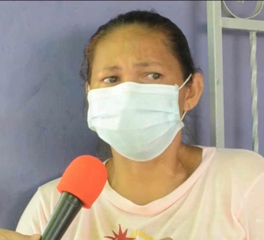 La angustia de Álvarez es compartida por su madre, Edith Oneida, quien solo puede trabajar medio tiempo vendiendo café, por lo que sabe que es imposible poder juntar dinero para comprarle la prótesis que tanto anhela el joven. “Hay días que amanece llorando porque le gustaría no ser dependiente de mí, como lo es ahora”, apunta.
<br>