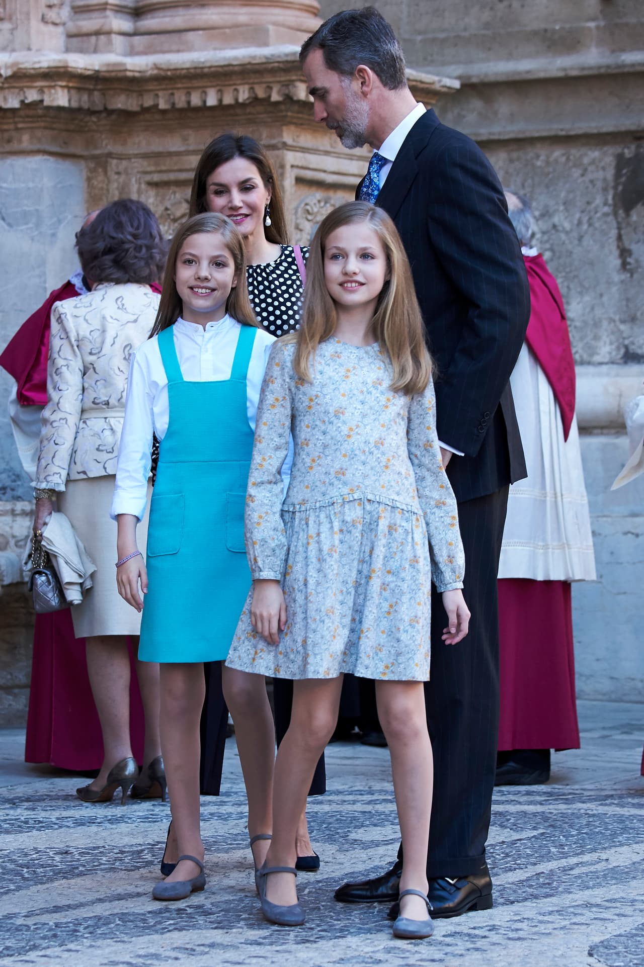 Desde la proclamación de Felipe VI como rey de España, Letizia ha tratado de tomar control sobre las cuestiones domésticas de la familia con el propósito de evitar que le pasara como a la reina emérita, que fue "humillada" por el rey emérito, de acuerdo con la opinión de la reina actual, según fuentes que cita El País.