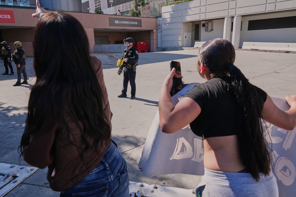 Llanzan juguetes sexuales contra ICE y la policía hace arrestos en Los Ángeles