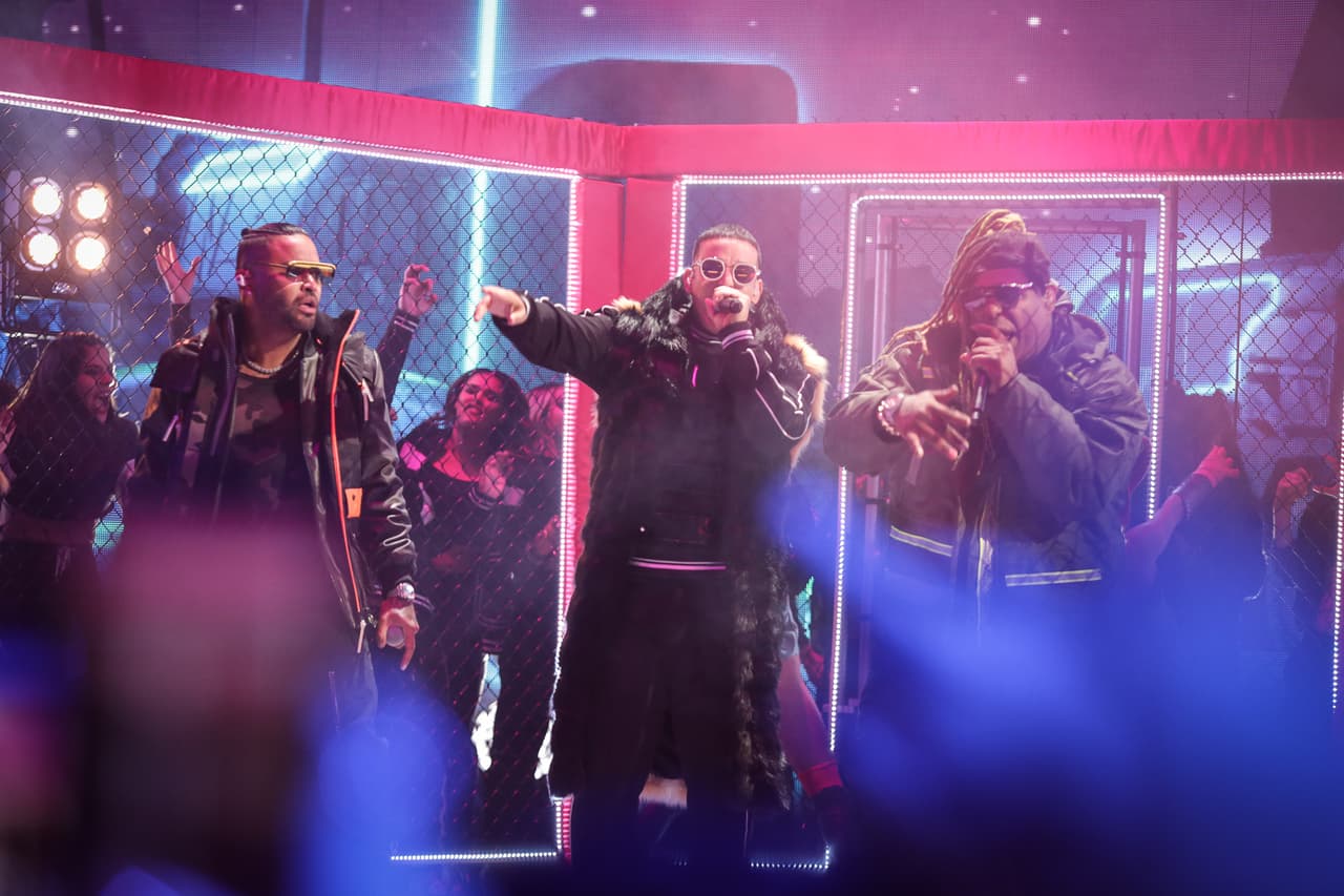 El boricua protagonizó además uno de los momentos más importantes de esa noche al interpretar ‘Rompe’, ‘Ella me levantó’, ‘Qué tengo que hacer’, ‘Lo que pasó, pasó’ y ‘Gasolina’ junto a sus colegas De la Ghetto, Zion y Lennox, Yandel, Ozuna y J Balvin.