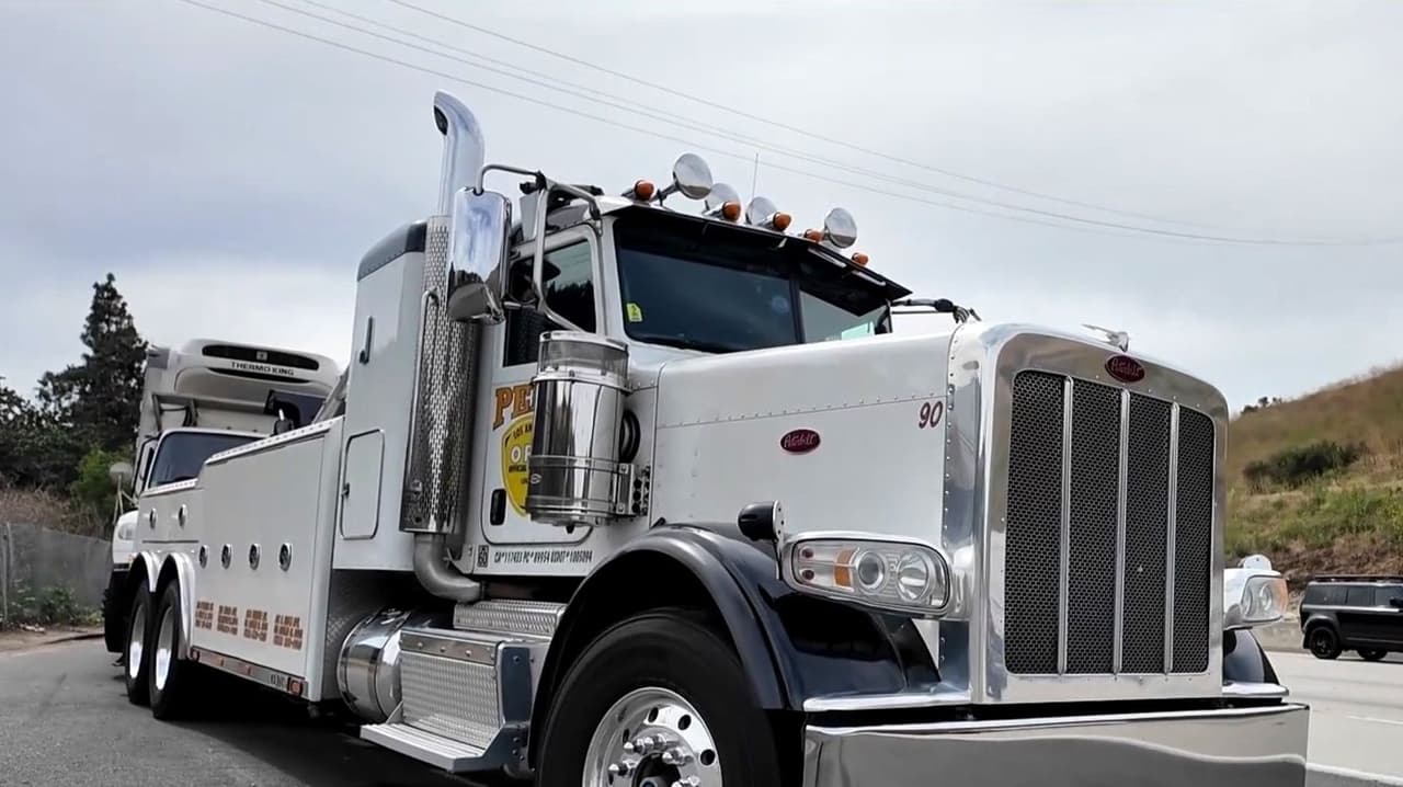 Orden federal obliga a estados a cancelar licencias comerciales a miles de camioneros en California